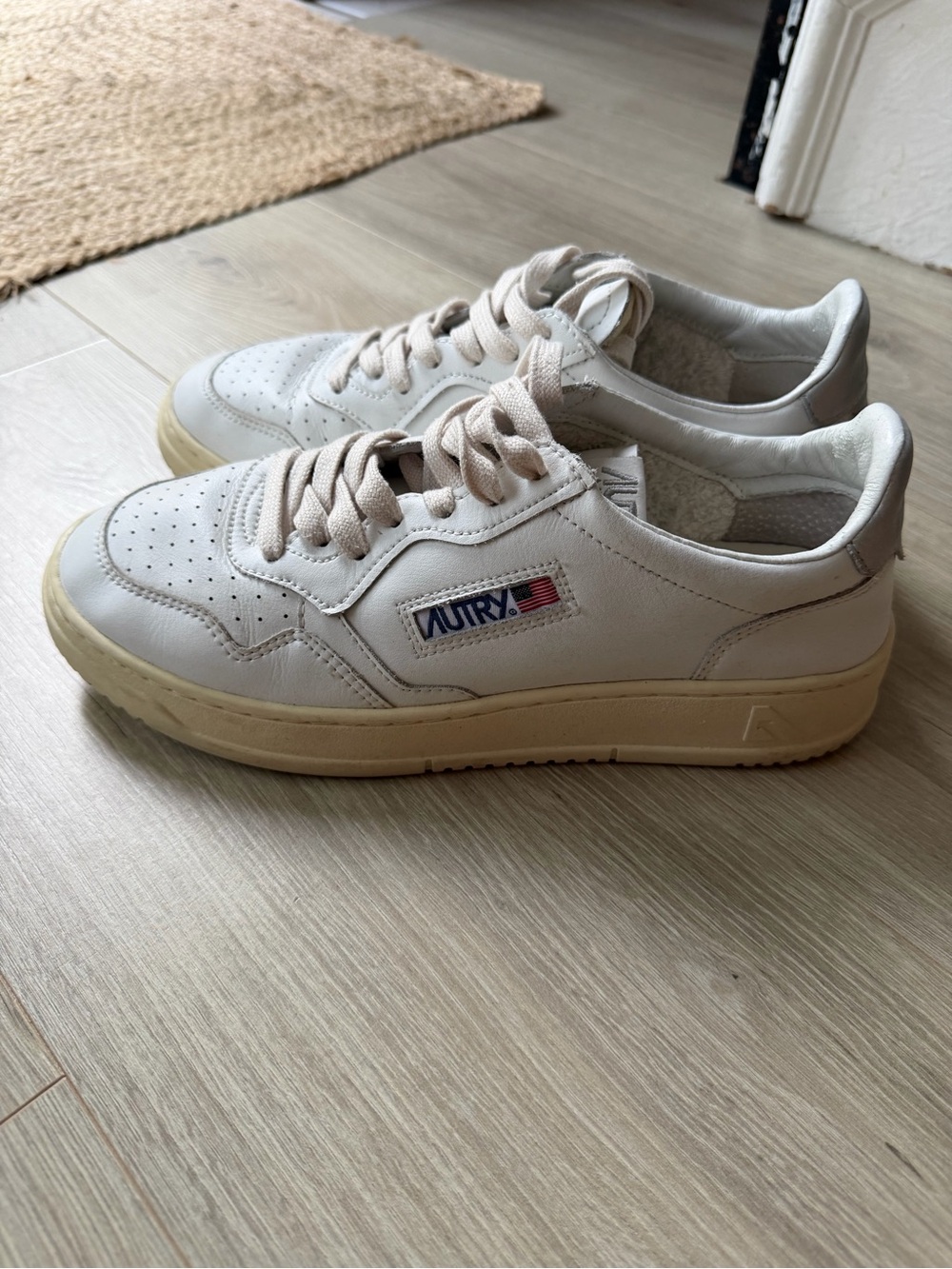 Autry Men's White Low-Top Leather Sneakers with Cream Sole in excellent